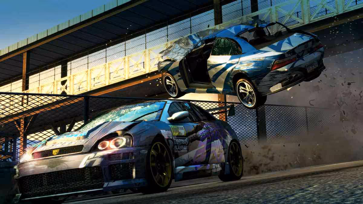 Deux voitures de course modifiées en plein drift, l’une bleue suspendue au-dessus d’une autre violette