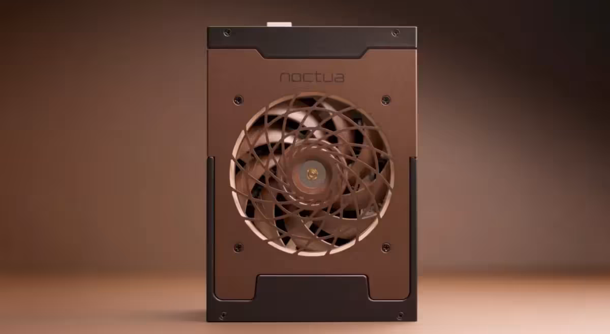 Ventilateur Noctua marron sur fond neutre sombre, éclairage professionnel