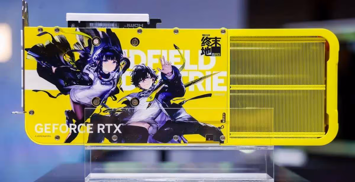 Carte graphique GeForce RTX design jaune avec illustration personnage, fond flou