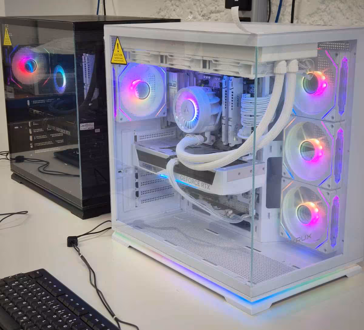 Boîtier PC blanc vitré avec éclairage RGB, watercooling blanc et ventilateurs frontaux lumineux