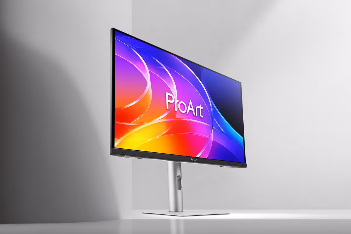 ProArt OLED PA279CDV et PA329CDV : ASUS lance deux écrans 4K QD-OLED à 120 Hz 4 Moniteur ASUS ProArt OLED installé sur bureau, vue oblique dans un décor gris minimaliste