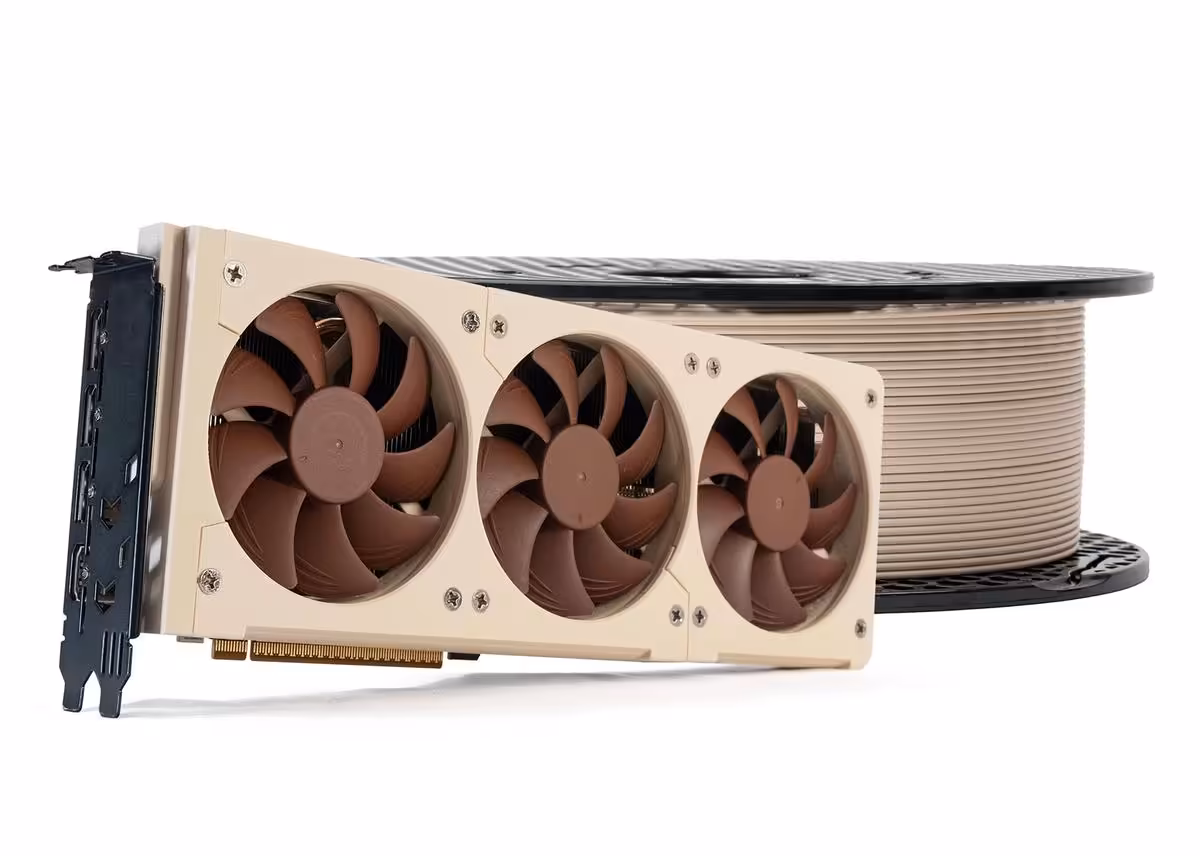 Carte graphique triple ventilateur beige et brun sur fond blanc, design Noctua