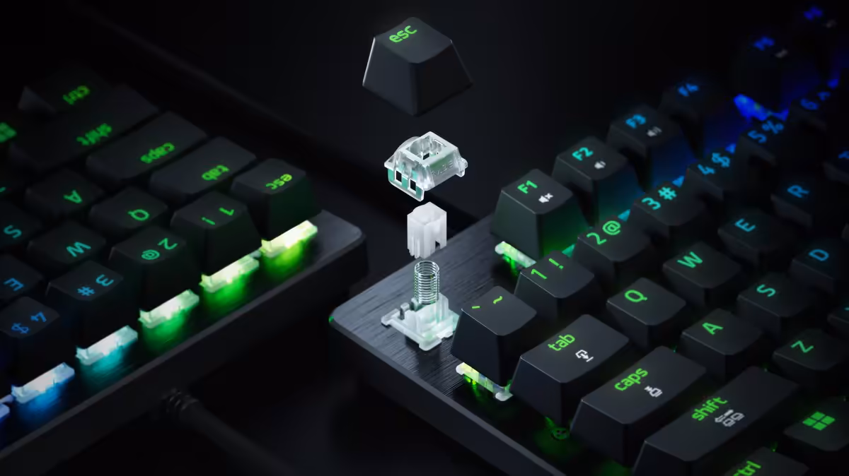 Razer Huntsman V3 HE Magnetic 8KHz, un clavier esport Hall Effect en TKL et Mini 65 % 3 Switch magnétique de clavier Razer Huntsman V3 HE en gros plan, touches noires rétroéclairées vert