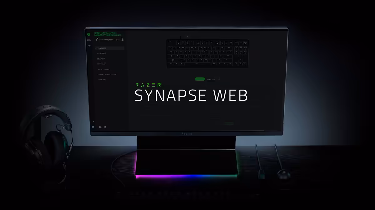 Razer Huntsman V3 HE Magnetic 8KHz, un clavier esport Hall Effect en TKL et Mini 65 % 4 Écran affichant Razer Synapse Web, avec périphériques gaming Razer sur bureau sombre