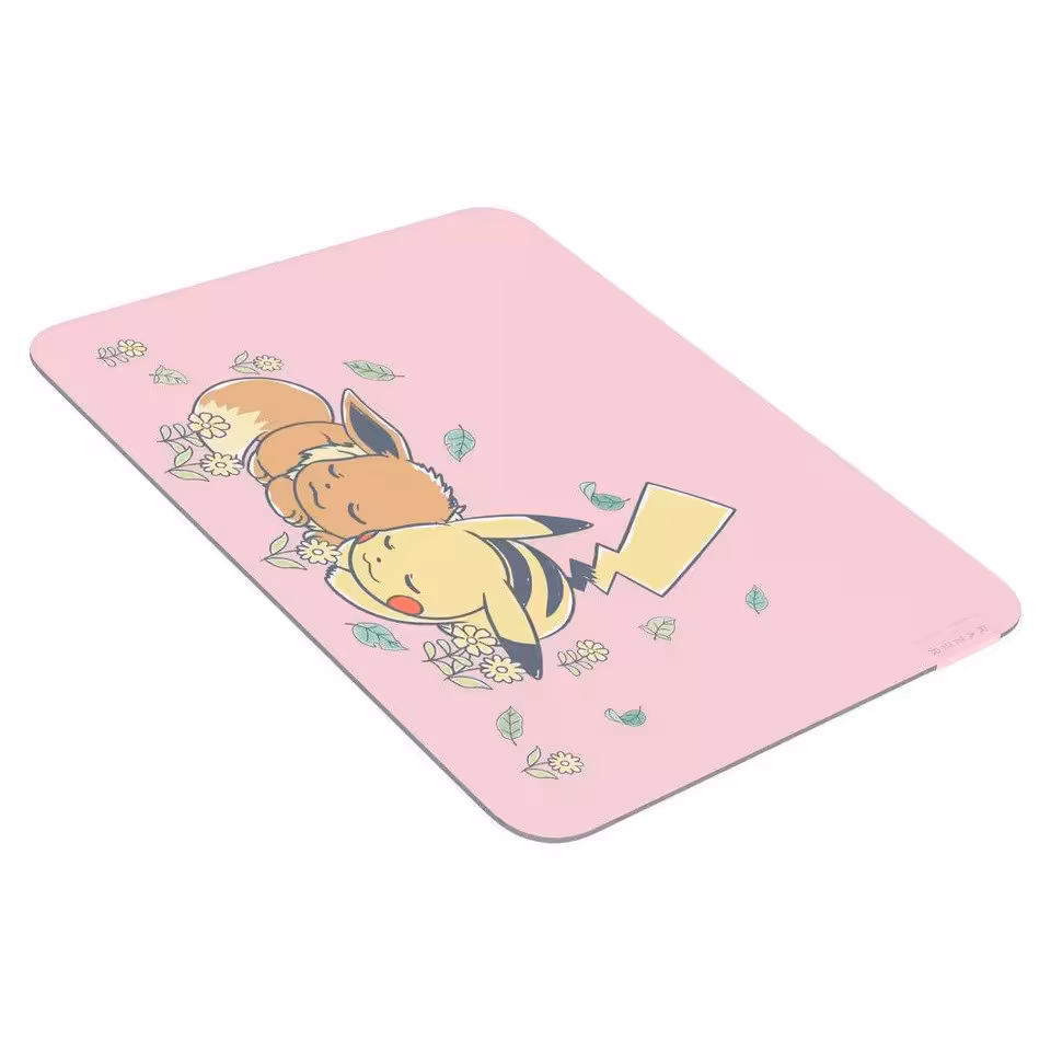 Razer Pikachu & Eevee Collection : 4 périphériques gaming Pokémon lancés à l'international 5 Tapis de souris rose Razer Pikachu et Eevee Collection avec illustrations des deux Pokémon