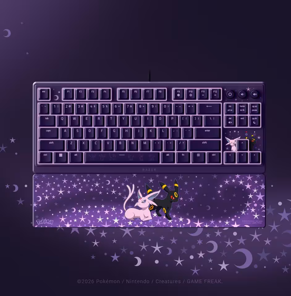 Razer Pokémon : une collection Espeon et Umbreon sur quatre périphériques PC 3 Clavier mécanique Razer Pokémon Espeon et Umbreon avec repose-poignets assorti, vue de dessus