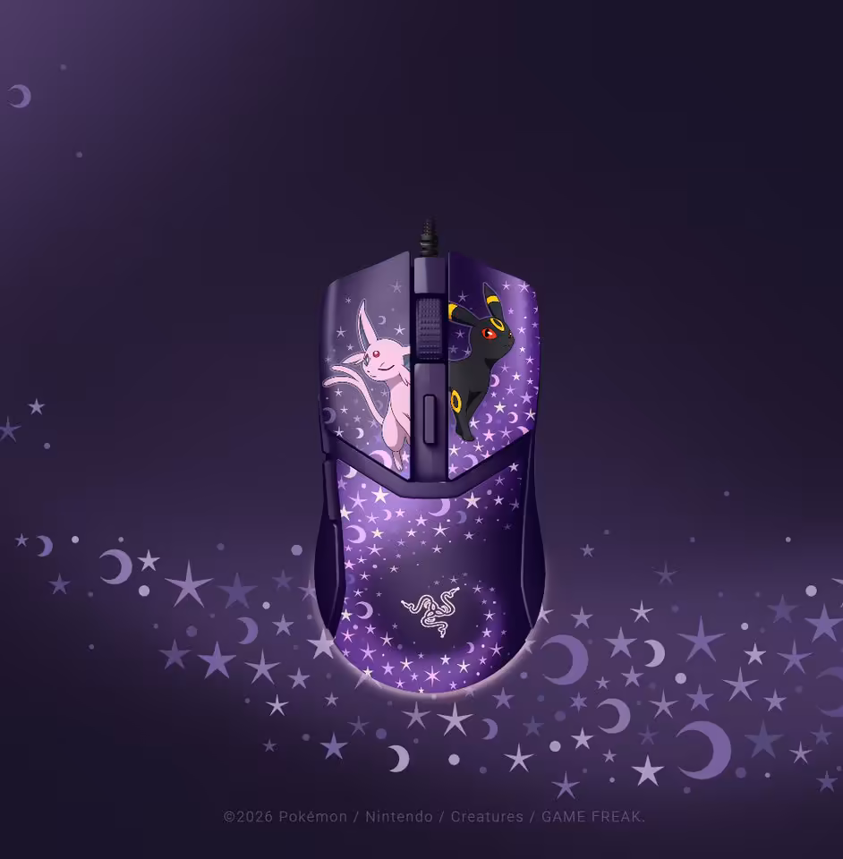 Razer Pokémon : une collection Espeon et Umbreon sur quatre périphériques PC 4 Souris gaming Razer Pokémon Espeon et Umbreon, coque violette avec illustrations des deux Pokémon