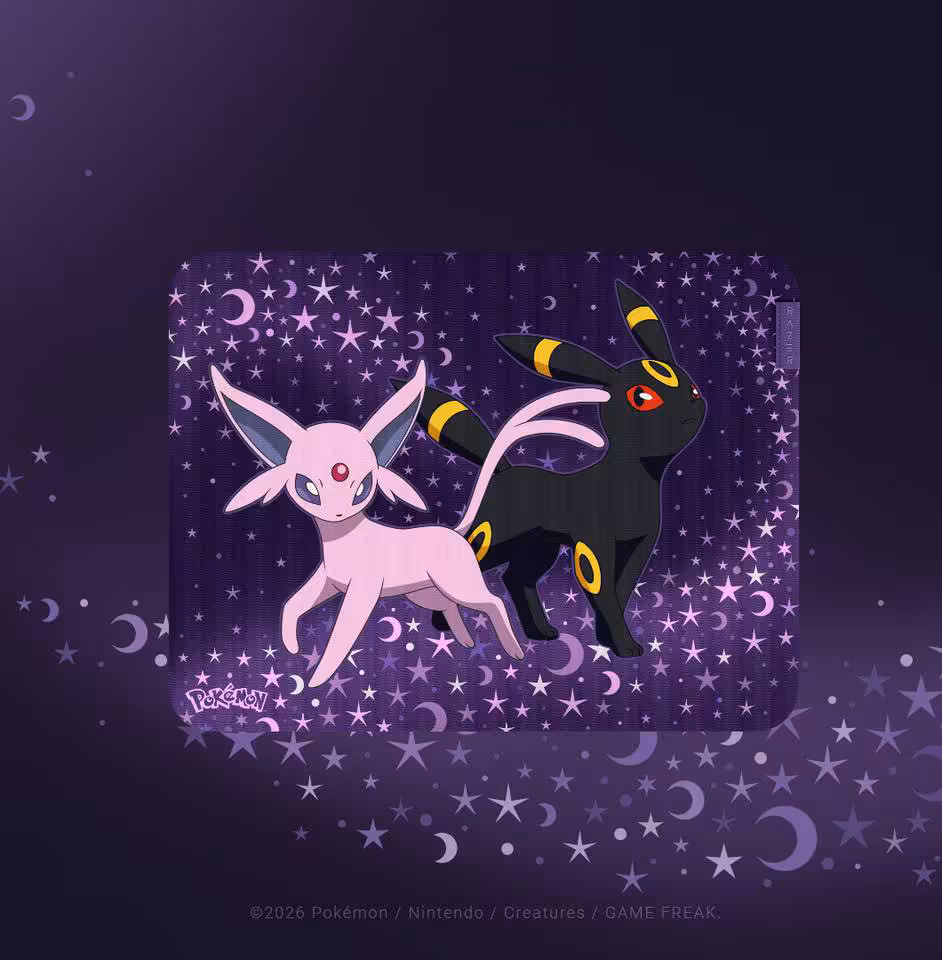 Razer Pokémon : une collection Espeon et Umbreon sur quatre périphériques PC 5 Tapis de souris Razer Pokémon Espeon et Umbreon, illustration Espeon et Umbreon sur fond étoilé