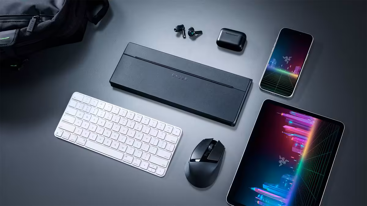 Étui clavier Razer Travel Case Folio avec clavier détachable, souris et smartphone, vue de dessus