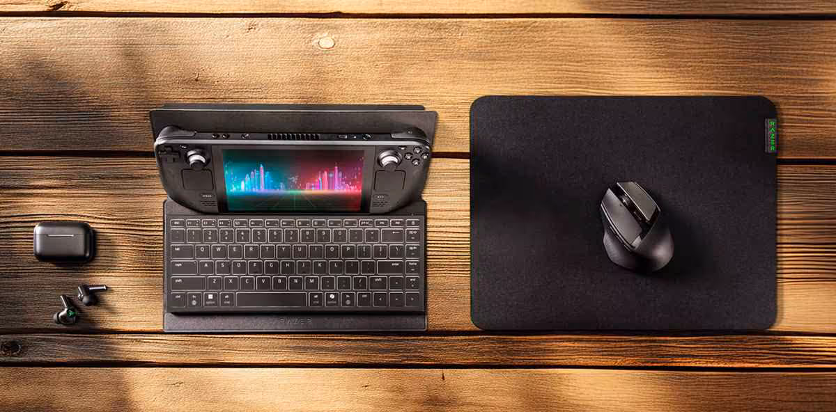 Razer Travel Case Folio sur table en bois avec clavier intégré, souris et console portable