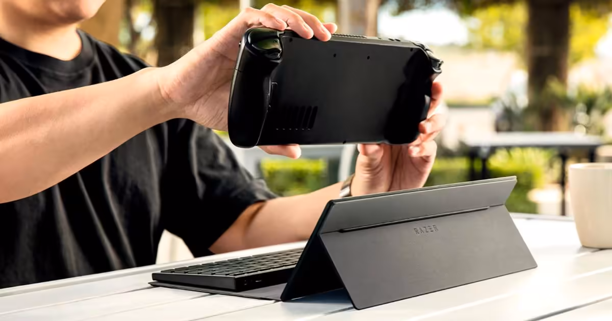 Personne tenant une console portable au-dessus du Razer Travel Case Folio ouvert sur table extérieure