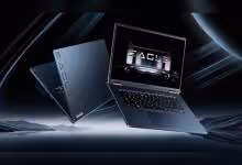 Ordinateur portable Lenovo ouvert, éclairage vibrant, fond spatial sombre