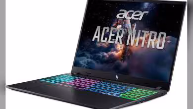 Ordinateur portable Acer Nitro V 16 avec clavier rétroéclairé arc-en-ciel et écran ouvert affichant logo Acer.