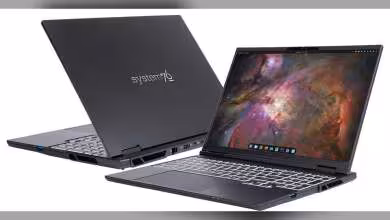 Deux ordinateurs portables System76 Adder Pro ouverts, capot noir, écran OLED et clavier visibles