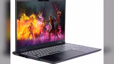 Portable System76 Adder Pro ouvert, écran OLED 2K affichant une scène fantasy colorée