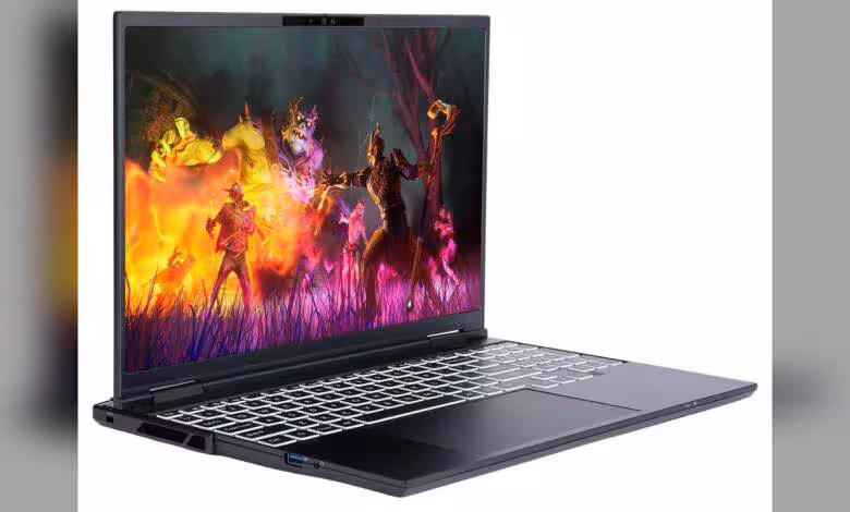 Adder Pro : System76 lance un portable OLED 2K avec Core Ultra 7 et GeForce RTX 50 1 Portable System76 Adder Pro ouvert, écran OLED 2K affichant une scène fantasy colorée