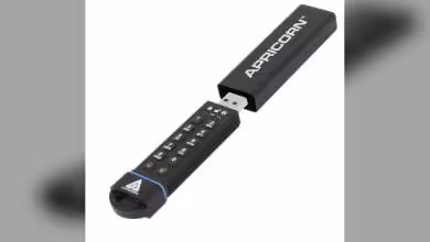 Clé USB sécurisée Apricorn Aegis avec capuchon noir Apricorn, pavé numérique et connecteur USB visible