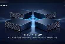 Quatre boîtiers compacts GIGABYTE AI TOP ATOM reliés, illustrant un cluster de calcul scientifique local