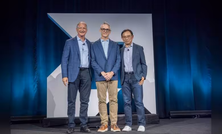 Alan Smith devient Corporate Fellow chez AMD, un signal fort pour l'architecture GPU IA 1 Trois hommes sur scène devant un fond AMD, avec costumes bleus et ambiance conférence tech