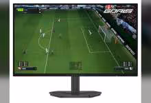 Écran Alienware affichant un match de football, vu de face avec pied central noir