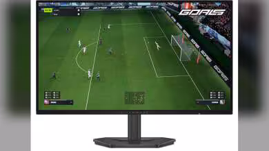 Écran Alienware affichant un match de football, vu de face avec pied central noir
