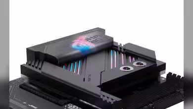 Monobloc CPU Alphacool Apex installé sur carte mère, éclairage RGB et deux embouts visibles