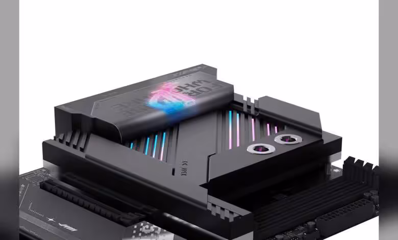 Alphacool Apex Monoblocks : de nouveaux blocs CPU, VRM et SSD pour cartes mères AM5 1 Monobloc CPU Alphacool Apex installé sur carte mère, éclairage RGB et deux embouts visibles
