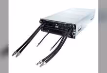 Serveur rack MiTAC blanc avec câbles de refroidissement liquide et connecteurs visibles