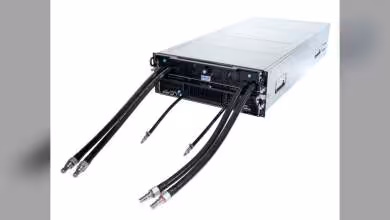 Serveur rack MiTAC blanc avec câbles de refroidissement liquide et connecteurs visibles