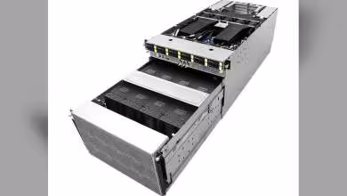 Serveur rack 2U ASRock Rack avec châssis ouvert, connecteurs frontaux et composants internes visibles