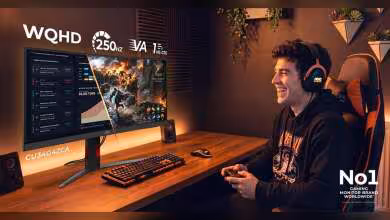 Moniteur ultrawide AOC CU34G4ZCA WQHD 250 Hz sur bureau gaming, avec joueur et accessoires