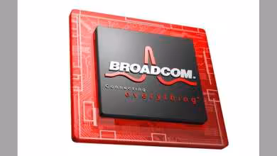 Plaque rouge Broadcom avec logo noir central et slogan « connecting everything » en relief