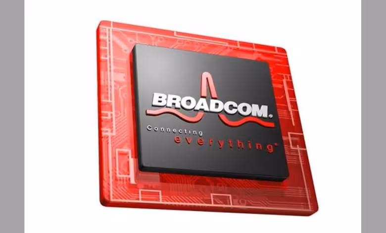 Apple Broadcom : 15 milliards de puces produites aux États-Unis pour 30 milliards de dollars 1 Plaque rouge Broadcom avec logo noir central et slogan « connecting everything » en relief