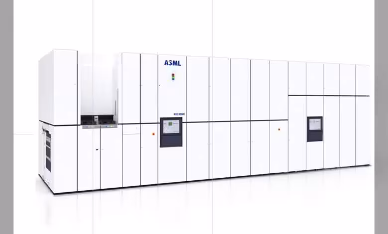 Machine lithographique ASML EUV Low-NA blanche, grand système industriel modulaire avec panneaux et écrans intégrés