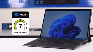 Portable ASUS ROG Flow Z13 avec note repairability iFixit, écran Windows, fond flou
