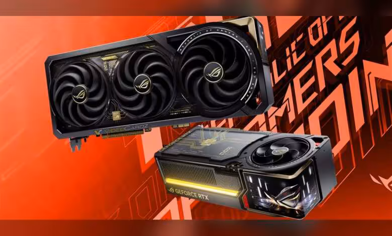 Deux cartes graphiques ASUS ROG RTX 5090 avec éclairage RGB sur fond rouge contrasté