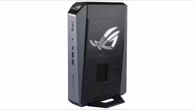 PC ASUS ROG GR70 compact avec logo ROG rétroéclairé sur le panneau avant.