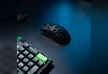 Souris gaming Attack Shark RS6 Ultra noire sur bureau, avec clavier mécanique en premier plan