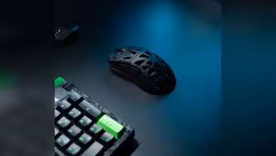 Souris gaming Attack Shark RS6 Ultra noire sur bureau, avec clavier mécanique en premier plan