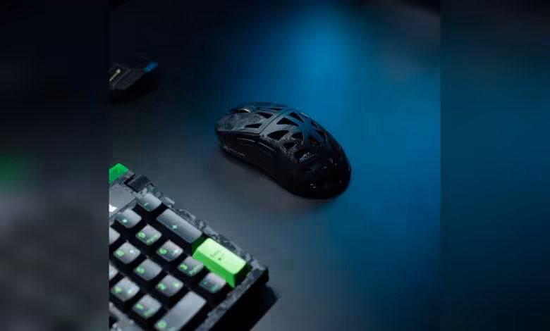 Souris gaming Attack Shark RS6 Ultra noire sur bureau, avec clavier mécanique en premier plan