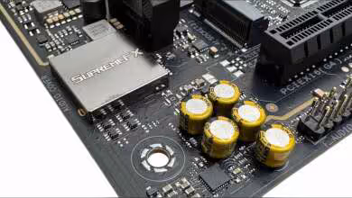 Carte mère ASUS SupremeFX avec chipset audio, condensateurs jaunes et connecteurs PCIe visibles en gros plan