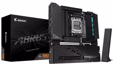 Boîte AORUS B850M Stealth avec carte mère, socket AM5 et antenne Wi-Fi à côté