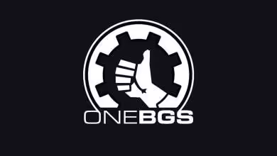 Logo OneBGS blanc et noir avec engrenage, poing levé stylisé et fond sombre contrasté