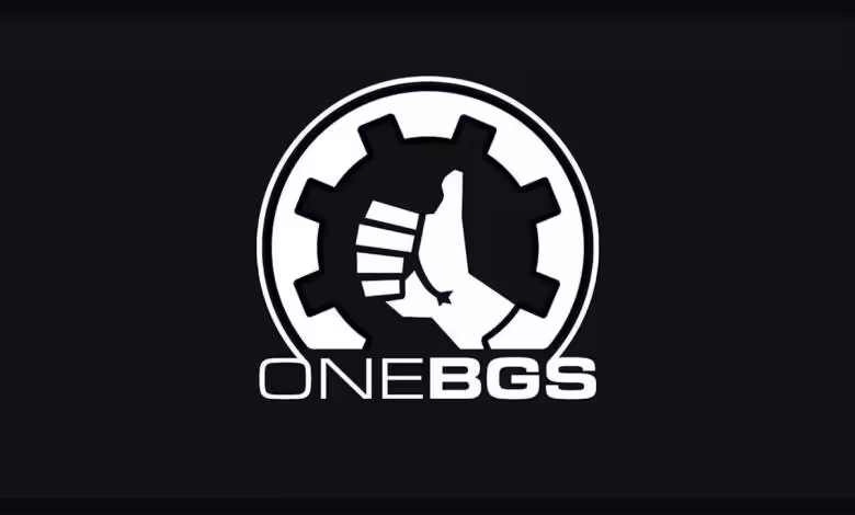 Bethesda grève : les syndicats ripostent après 440 postes touchés chez Xbox et ZeniMax 1 Logo OneBGS blanc et noir avec engrenage, poing levé stylisé et fond sombre contrasté