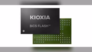 Puce mémoire Kioxia BiCS FLASH avec package noir et matrice de billes de connexion verte visibles