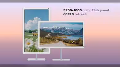 Moniteur E Ink 25.3" couleur affichant paysage montagneux et van couleur vive, fond pastel.