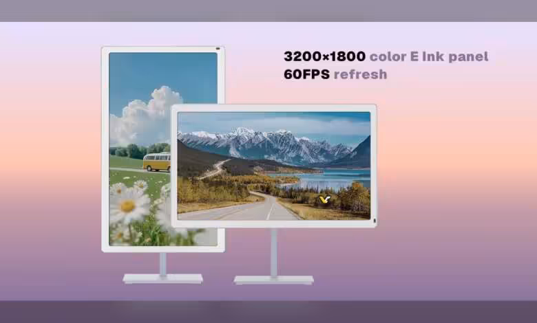 Moniteur E Ink 25.3" couleur affichant paysage montagneux et van couleur vive, fond pastel.