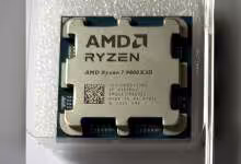 Processeur AMD Ryzen 7 9800X3D en gros plan, détails nets, fond texturé clair