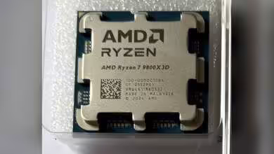 Processeur AMD Ryzen 7 9800X3D en gros plan, détails nets, fond texturé clair