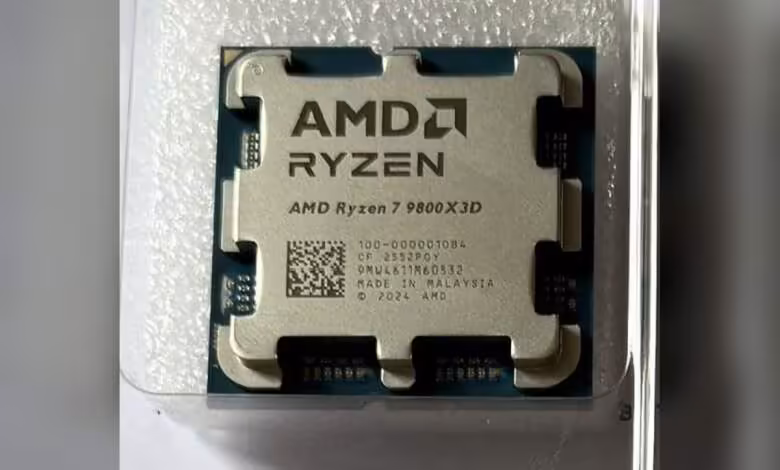 Ryzen 9800X3D : un client paie un 7800X3D à 350 $ et reçoit le modèle supérieur 1 Processeur AMD Ryzen 7 9800X3D en gros plan, détails nets, fond texturé clair